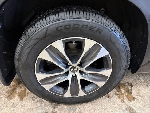 Used 2023 Toyota Highlander XLE image 11