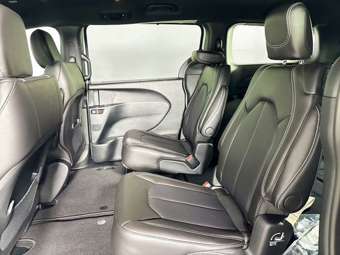 New 2026 Chrysler Voyager LX image 18