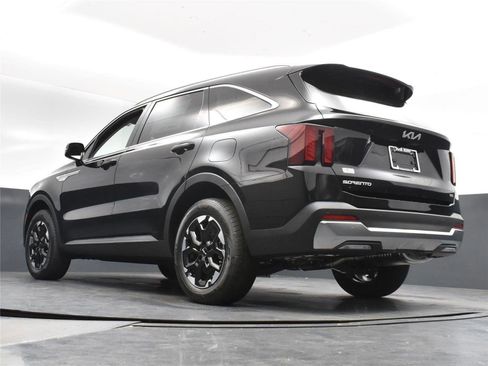 Used 2025 Kia Sorento S image 12