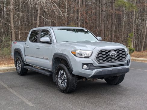 Used 2020 Toyota Tacoma TRD Off-Road image 2