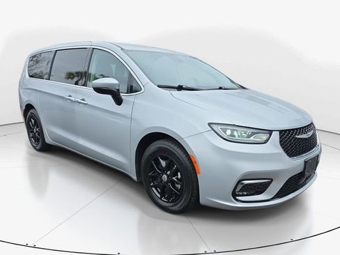 Used 2023 Chrysler Pacifica Touring-L image 2