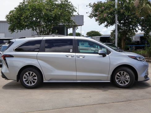 Used 2025 Toyota Sienna XLE FWD image 26