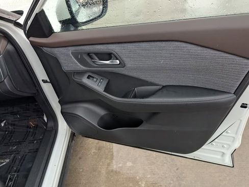 Used 2023 Nissan Rogue SV image 34