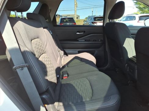 Used 2022 Nissan Pathfinder SV image 6