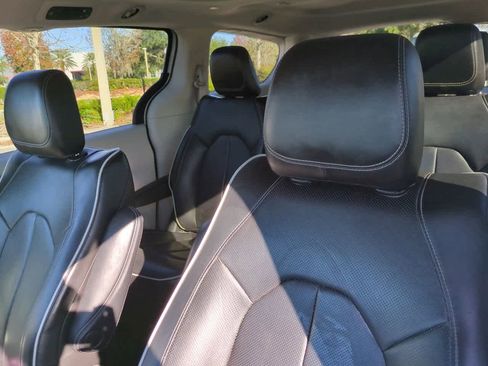 Used 2022 Chrysler Pacifica Limited image 8