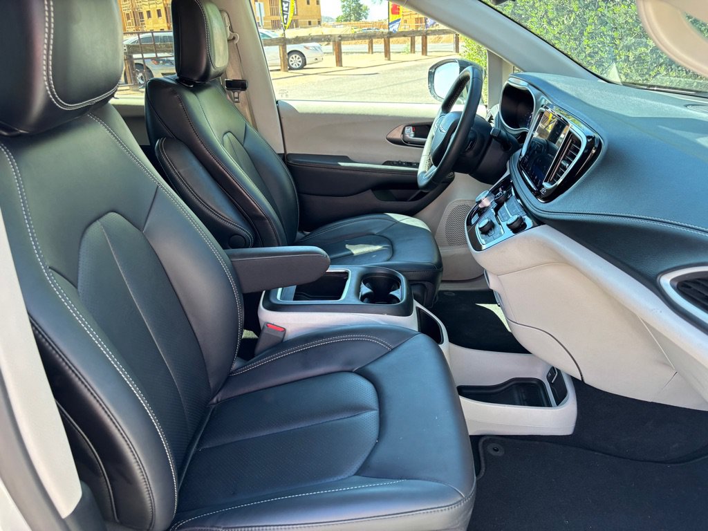 Used 2024 Chrysler Pacifica Touring-L AWD/4WD image 24