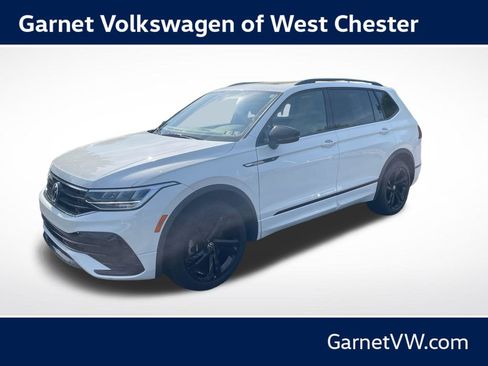 Certified 2024 Volkswagen Tiguan SE R-Line AWD/4WD image 1