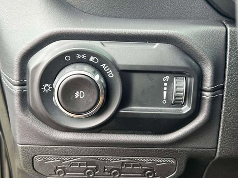 Used 2025 Jeep Wrangler Sahara image 16