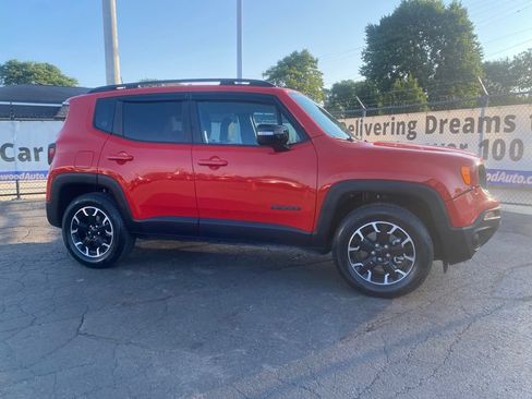 Used 2023 Jeep Renegade Latitude AWD/4WD image 2