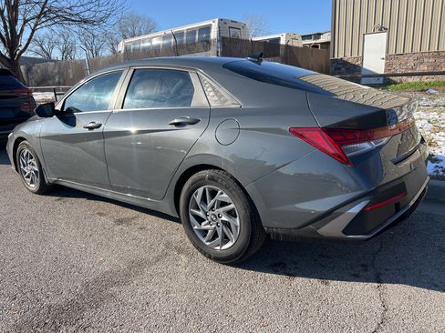 Used 2024 Hyundai Elantra Blue image 7