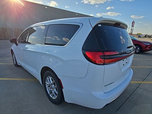 Used 2024 Chrysler Pacifica Touring-L FWD image 7