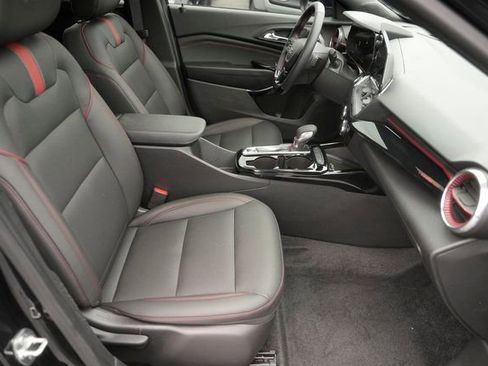 Used 2025 Chevrolet Trax RS w/ Sunroof Package image 19