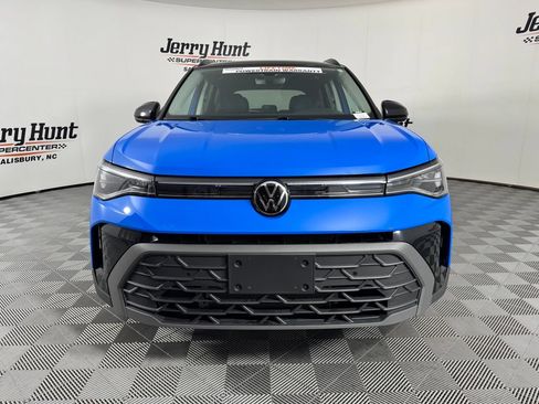 Used 2025 Volkswagen Taos SE AWD/4WD image 4