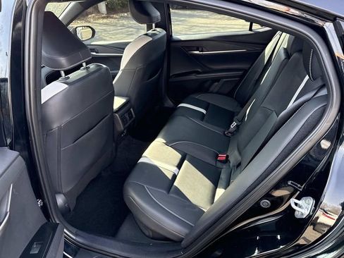 Used 2025 Toyota Camry SE w/ Convenience Package image 17