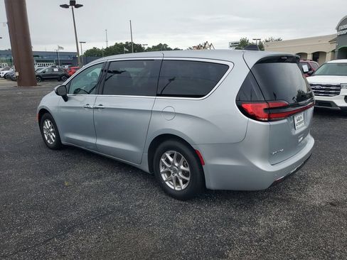 Used 2023 Chrysler Pacifica Touring-L FWD image 3