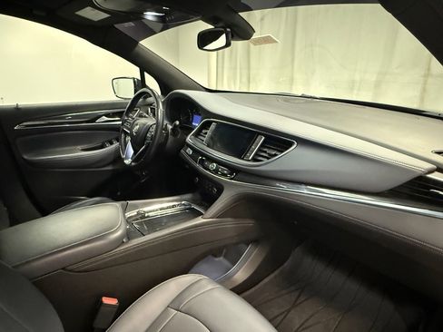 Used 2023 Buick Enclave Essence image 17