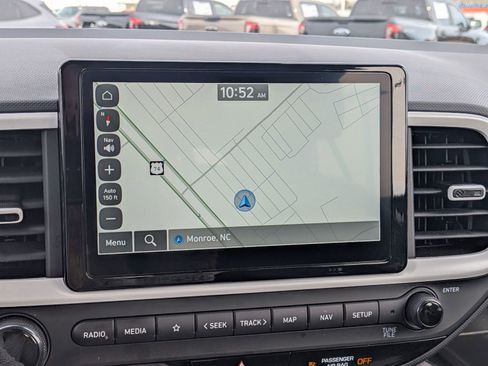 Used 2025 Hyundai Venue Limited FWD image 21