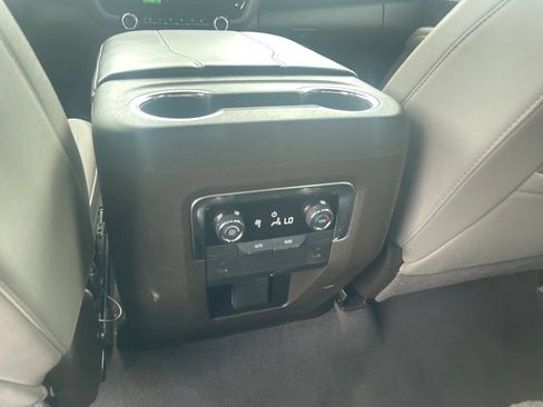 Used 2025 Chevrolet Suburban LT RWD image 24