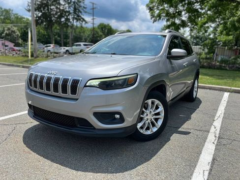 Used 2019 Jeep Cherokee Latitude w/ Popular Appearance Group FWD image 2