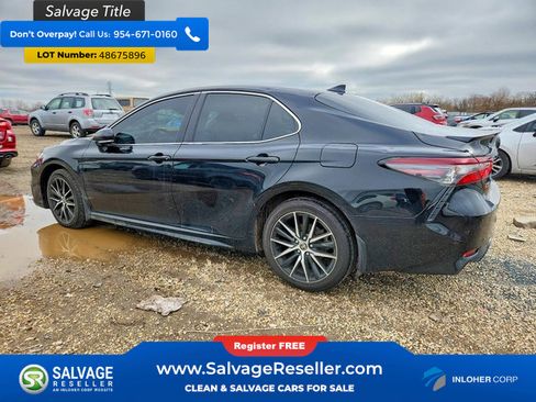 Used 2022 Toyota Camry SE w/ Cold Weather Package FWD image 3