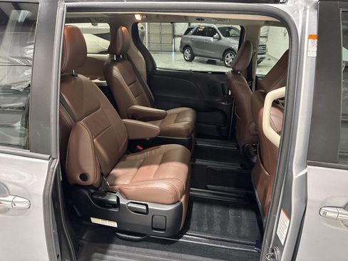 Used 2017 Toyota Sienna Limited FWD image 68