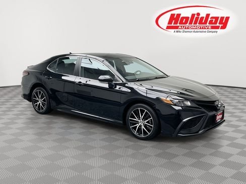 Used 2021 Toyota Camry SE w/ Convenience Package FWD image 1