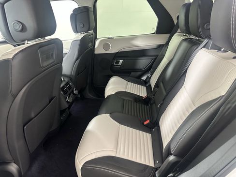 Certified 2025 Land Rover Discovery Dynamic SE image 17