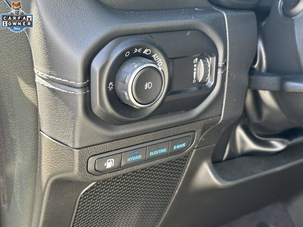 Used 2024 Jeep Wrangler Unlimited Sahara w/ Technology Group AWD/4WD image 18