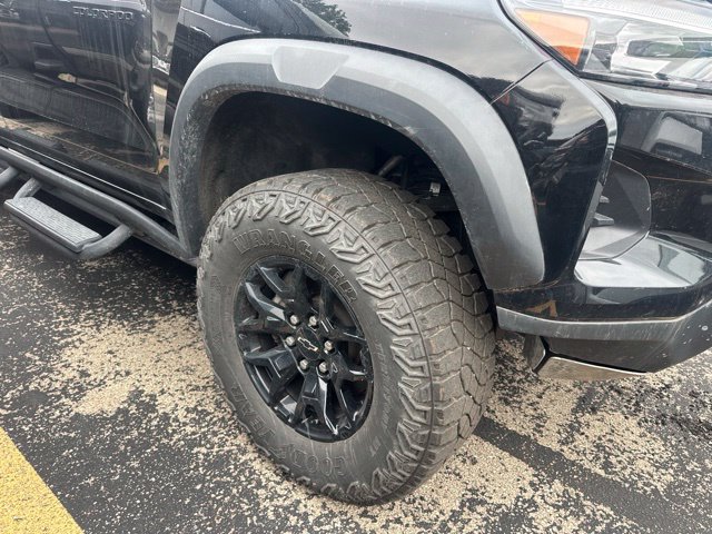 Used 2025 Chevrolet Colorado ZR2 w/ Midnight Edition AWD/4WD image 3
