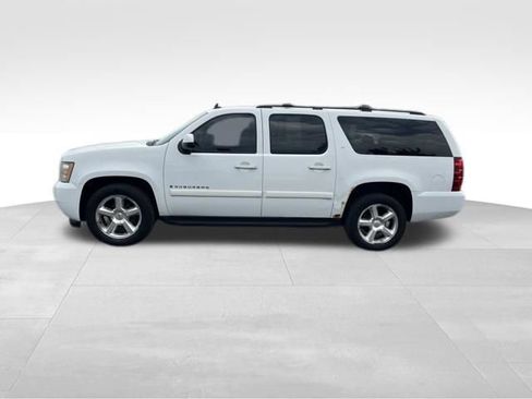 Used 2009 Chevrolet Suburban LT RWD image 4