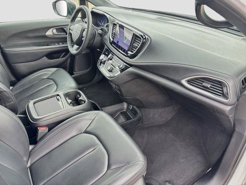 Certified 2023 Chrysler Pacifica Touring-L w/ S Appearance Package AWD/4WD image 29