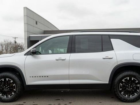 Used 2024 Chevrolet Traverse Z71 w/ Enhanced Driving Package AWD/4WD image 9
