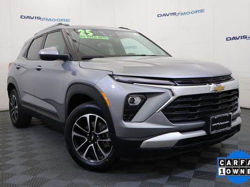 Used 2025 Chevrolet Blazer LT image 2