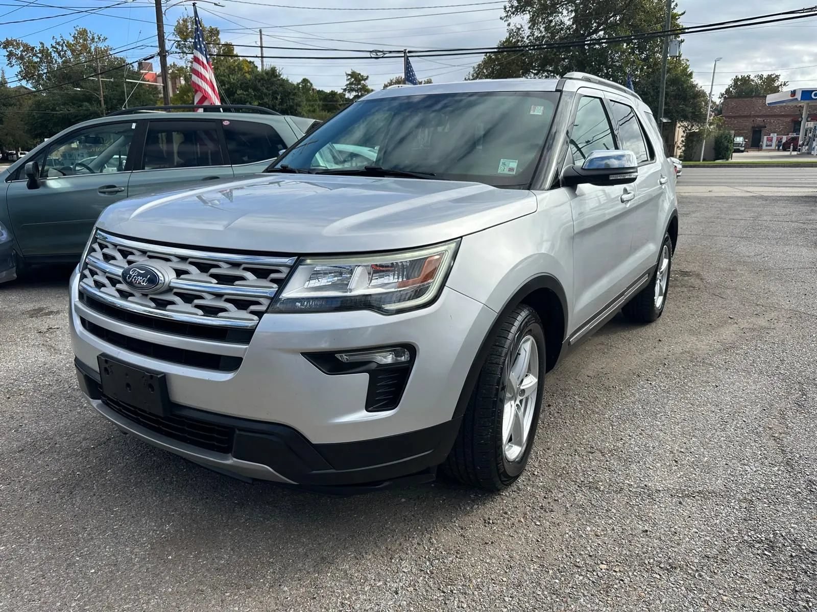Used 2018 Ford Explorer XLT w/ Equipment Group 201A FWD image 2