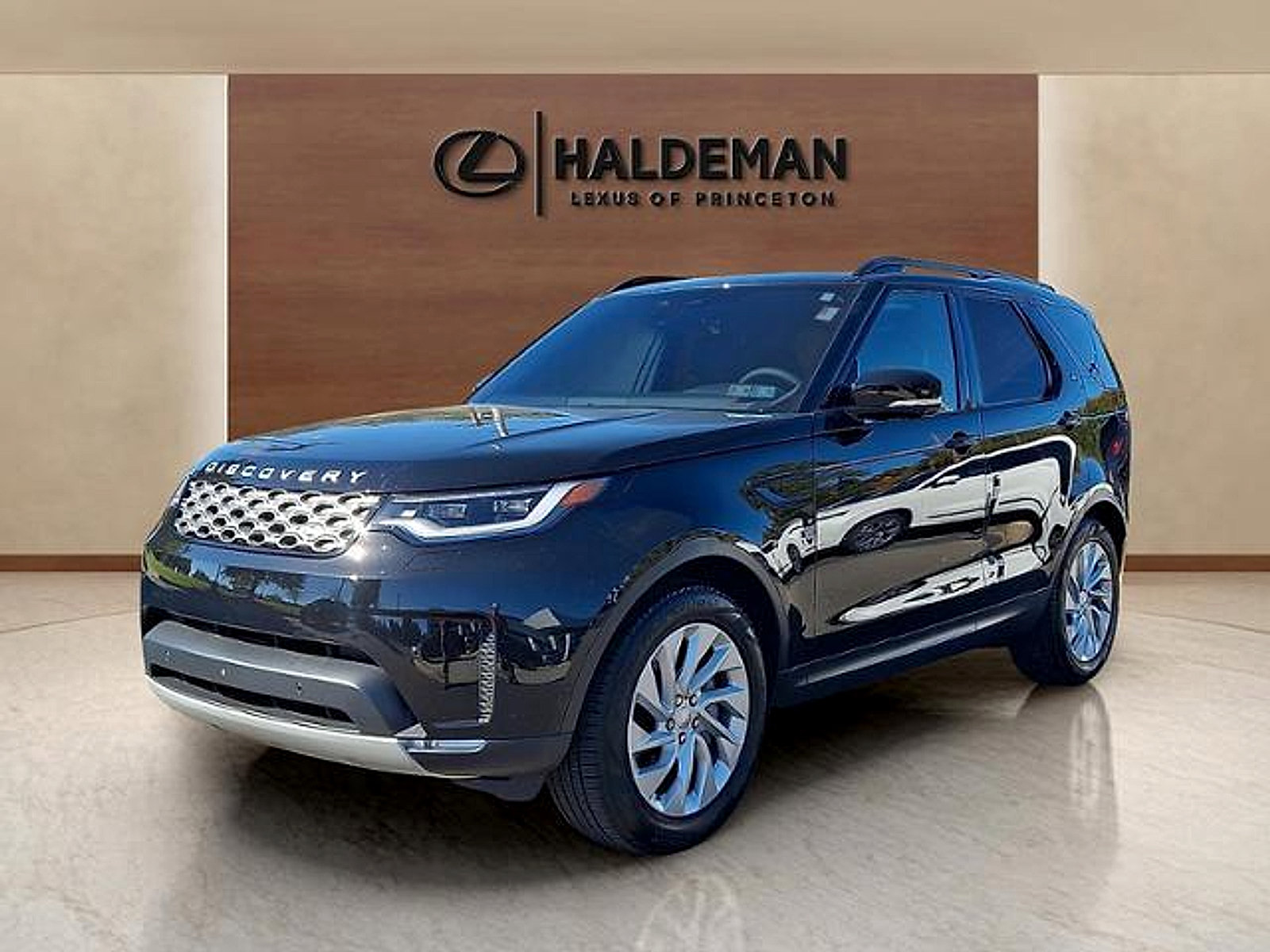 Used 2025 Land Rover Discovery S AWD/4WD image 2