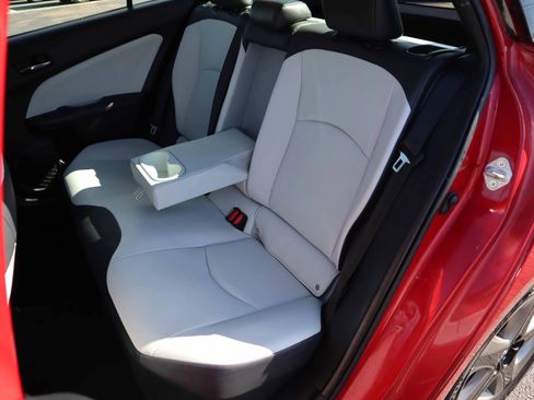 Used 2020 Toyota Prius XLE FWD image 3
