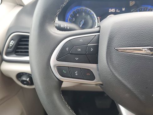 Used 2023 Chrysler Pacifica Touring-L image 25