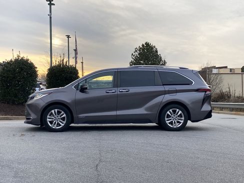 Used 2021 Toyota Sienna Limited image 15