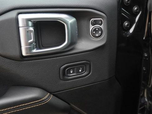 Used 2025 Jeep Wrangler Unlimited Sahara AWD/4WD image 19