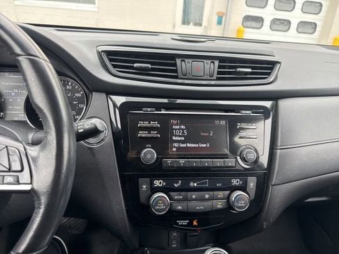 Used 2017 Nissan Rogue SV image 10