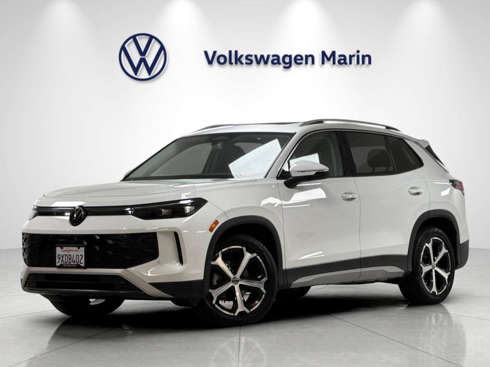 Used 2026 Volkswagen Tiguan SE w/ Panoramic Sunroof Package FWD image 1