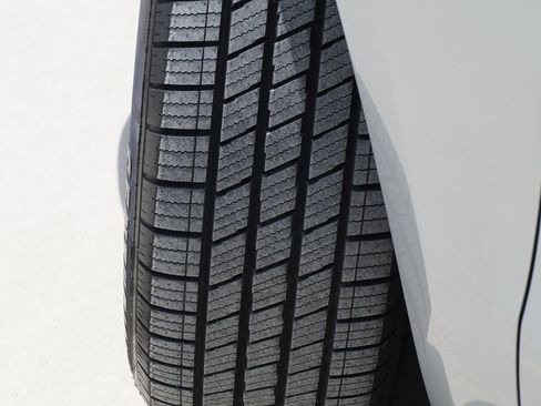 Used 2023 Porsche Macan AWD/4WD image 5