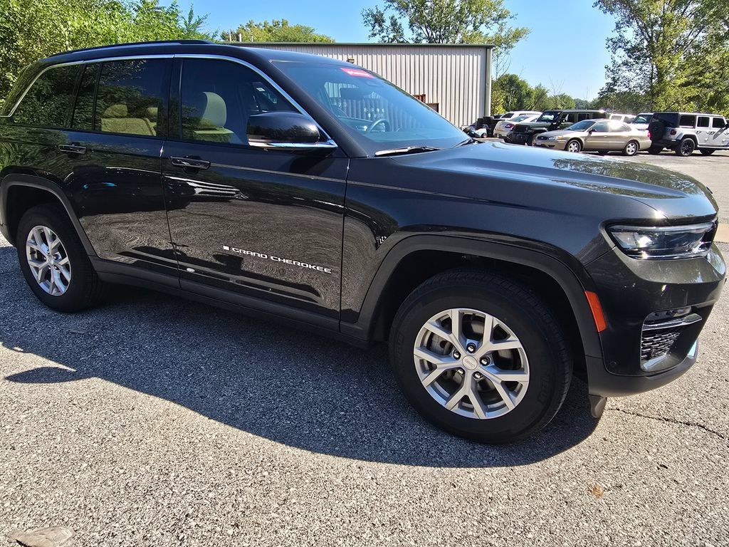 Used 2023 Jeep Grand Cherokee Limited w/ Luxury Tech Group II AWD/4WD image 10