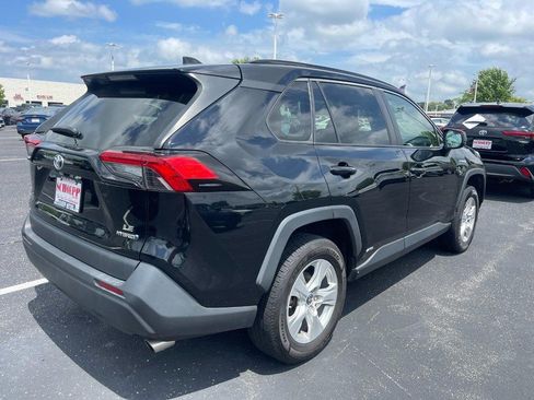 Used 2021 Toyota RAV4 LE AWD/4WD image 3