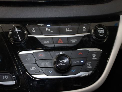 Used 2024 Chrysler Pacifica Touring-L image 31