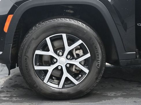 Used 2024 Jeep Grand Cherokee L Limited w/ Luxury Tech Group II image 38