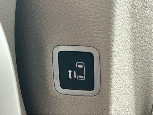 Used 2018 Chrysler Pacifica Touring-L w/ Advanced Safetytec Group FWD image 18