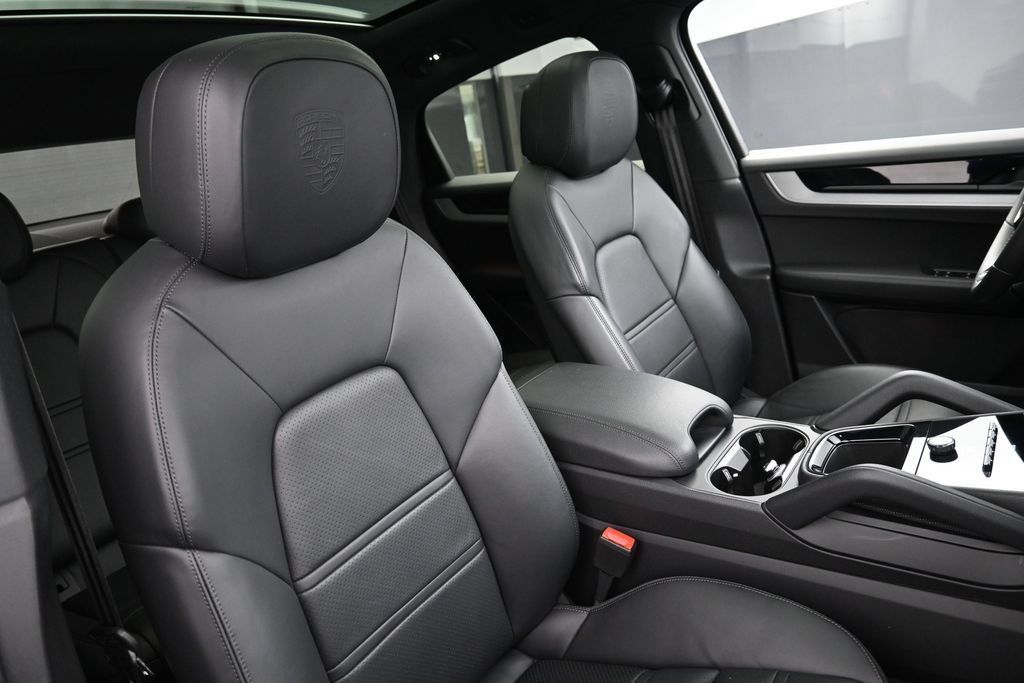 Certified 2025 Porsche Cayenne Coupe AWD/4WD image 28