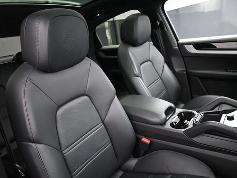 Certified 2025 Porsche Cayenne Coupe AWD/4WD image 28