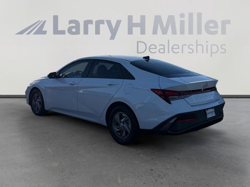 Certified 2025 Hyundai Elantra SE w/ Cargo Package image 3